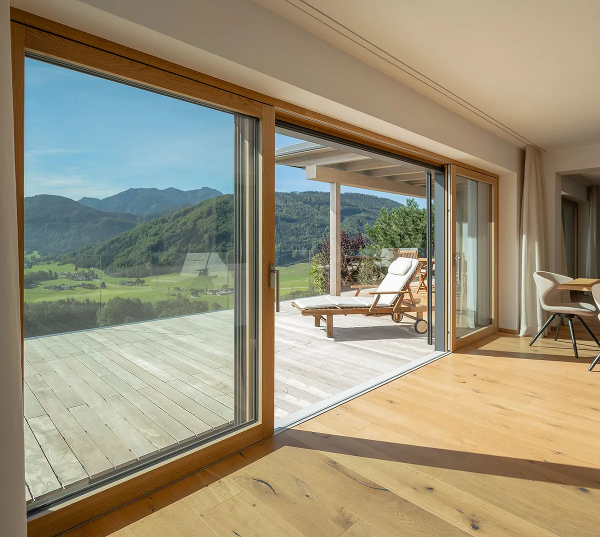 Geöffnetes ACTUAL Schiebeelement zwischen Wohnraum und Panoramaterrasse