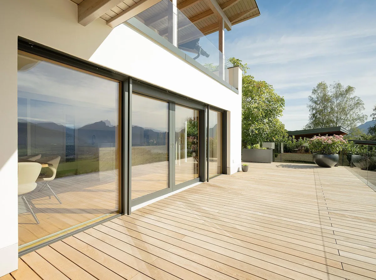 Moderne Fassade mit großflächigen ACTUAL Fenstern zur Terrasse